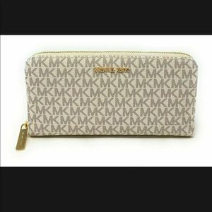 NWT Michael Kors XL Jet Set zip around Wallet - signature Vanilla